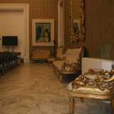 Il Salone Dorato: qui non troviamo affreschi, ma lo sfarzo � quello di una residenza nobiliare: in particolare il leitmotiv � costituito dal dorato che riveste i raffinati divanetti e persino la carta da parati